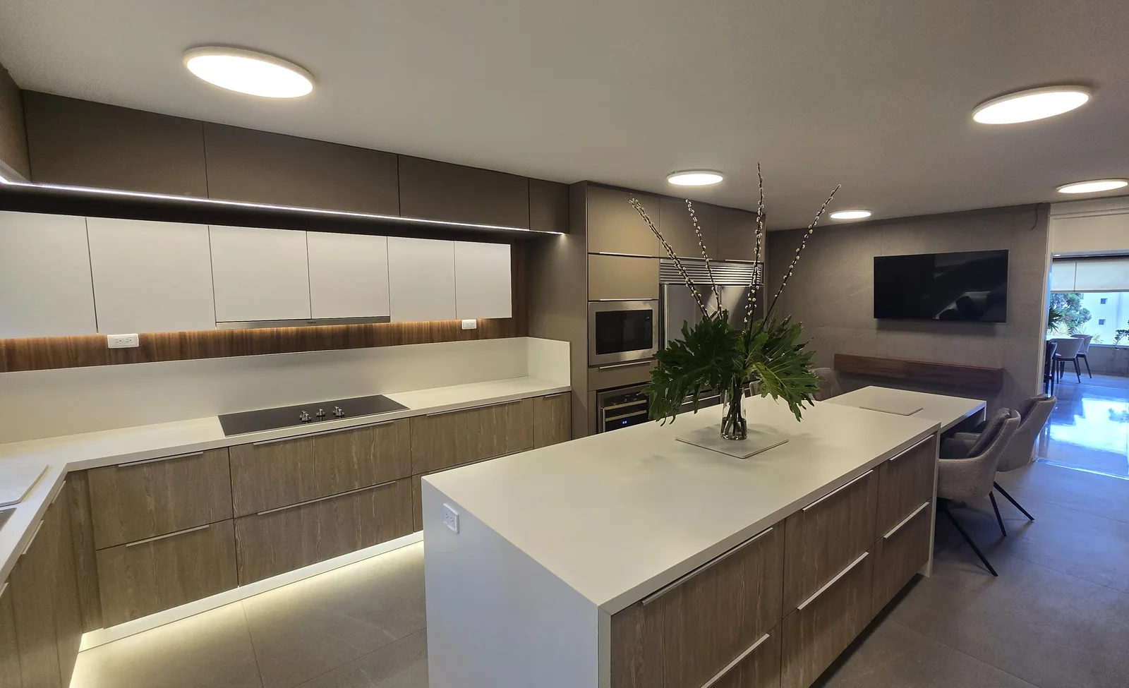 Después: la cocina remodelada por Oscar, con isla y luz bajo los muebles
