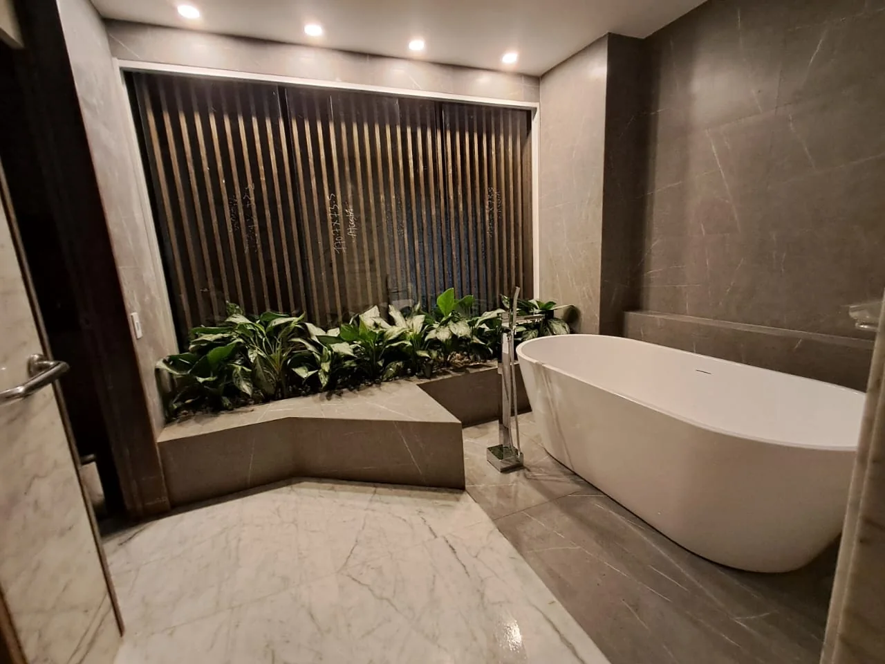 Después: baño principal remodelado por Oscar, con bañera exenta y jardinera